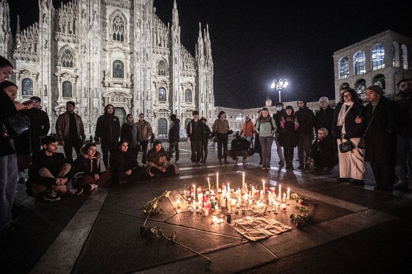 Virrasztás a milánói dóm előtt Giulia Cecchettin emlékére, 2023 novemberében