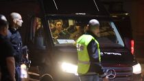 A Hamász fogságából szabadult izraeli túszokat szállító jármű érkezik az izraeli Ramat Gan város egészségügyi központjába 2023. november 26-án – képünk illusztráció