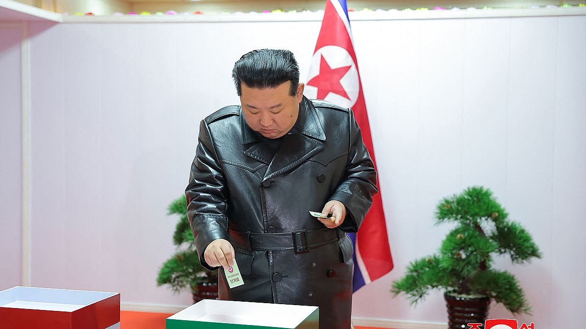 Kuzey Kore lideri Kim Jong Un, yerel seçimde oy veriyor