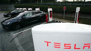 Un véhicule Tesla se recharge, mercredi 27 septembre 2023, à Woodstock, en Géorgie