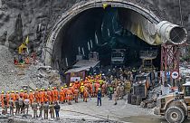 I soccorritori fuori dal tunnel crollato in India