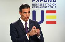 Pedro Sánchez spanyol kormányfő sajtóértekezletet tart az Európai Unió brüsszeli csúcstalálkozója után 2023. október 27-én
