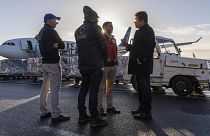 Il commissario UE per gli aiuti umanitari Janez Lenarčič visita l'aeroporto di Ostenda per il caricamento di un carico umanitario a Gaza