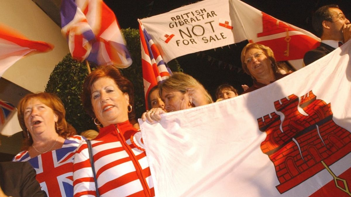 2002'de İspanya'ya katılmayı yüzde 97 ile reddeden Cebelitarık'ta sonucu kutlayan göstericiler