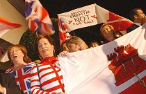 2002'de İspanya'ya katılmayı yüzde 97 ile reddeden Cebelitarık'ta sonucu kutlayan göstericiler