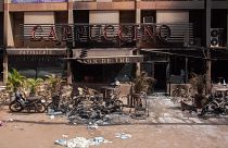 من الأرشيف، آثار الهجوم الذي استهدف فندقا يقيم فيه أجانب في اغادوغو، بوركينا فاسو