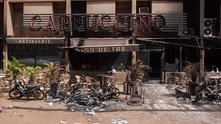 من الأرشيف، آثار الهجوم الذي استهدف فندقا يقيم فيه أجانب في اغادوغو، بوركينا فاسو