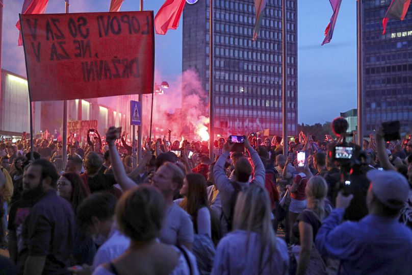Протестующие против вакцинации возле здания парламента в Любляне, Словения, 15 сентября 2021 года