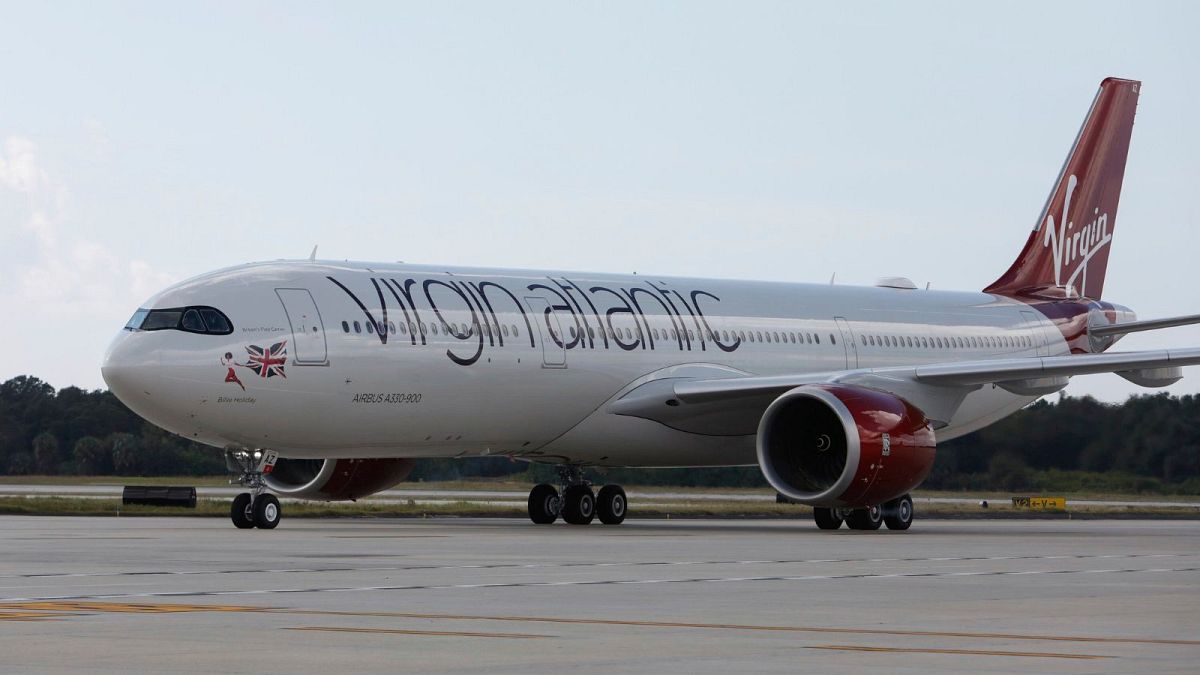 Un aereo della Virgin Atlantic sulla pista. 