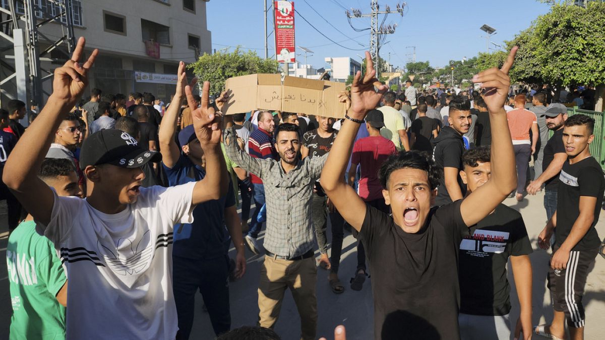 Палестинские демонстранты скандируют лозунги во время акции протеста против хронических перебоев в подаче электроэнергии и тяжелых условий жизни на юге сектора Газа в июле 2023 года.