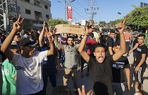 Manifestantes palestinos corean eslóganes durante una protesta contra los cortes crónicos de electricidad y las difíciles condiciones de vida en el sur de Gaza, en julio de 2023.