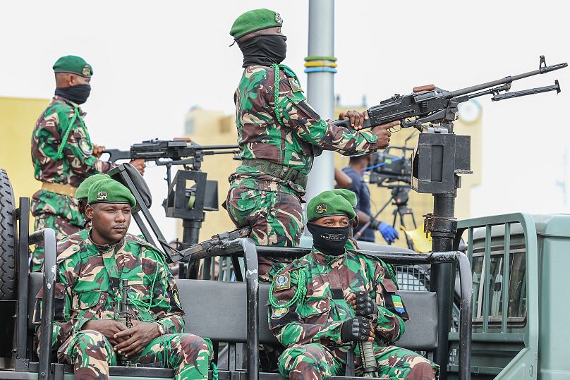 Cumhuriyet Muhafızları üyeleri, 4 Eylül 2023'te Libreville'de Gabon'un geçici başkanı olarak göreve başlayan General Brice Oligui Nguema onuruna düzenlenen törene katıldı