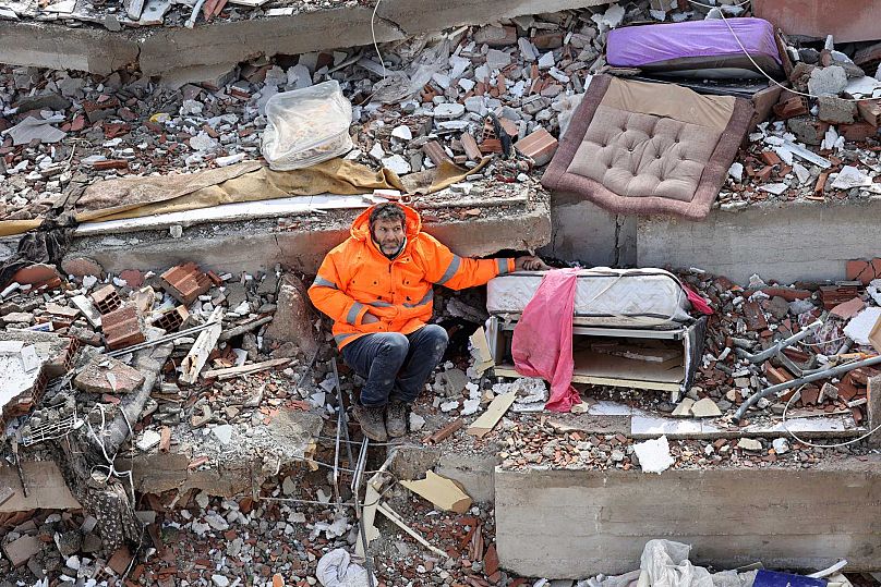 Mesut Hançer, deprem enkazı altındaki kızının elini tutuyor