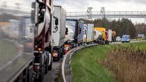 Los transportistas polacos bloquean el acceso al cruce fronterizo polaco-ucraniano en Dorohusk, Polonia, el 6 de noviembre.