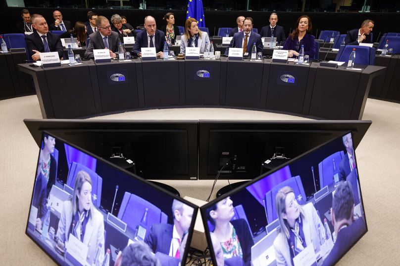 Az Európai Parlament elnöke a frakcióvezetőkkel tárgyal 2022 decemberében