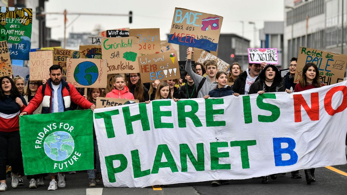 معترضان با بنری با مضمون «سیاره B وجود ندارد» در جریان اعتصاب دانش آموزان مدارس به عنوان بخشی از جنبش «جمعه ها برای آینده» در آلمان له تاریخ پنجم آوریل ۲۰۱۹