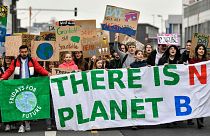 معترضان با بنری با مضمون «سیاره B وجود ندارد» در جریان اعتصاب دانش آموزان مدارس به عنوان بخشی از جنبش «جمعه ها برای آینده» در آلمان له تاریخ پنجم آوریل ۲۰۱۹