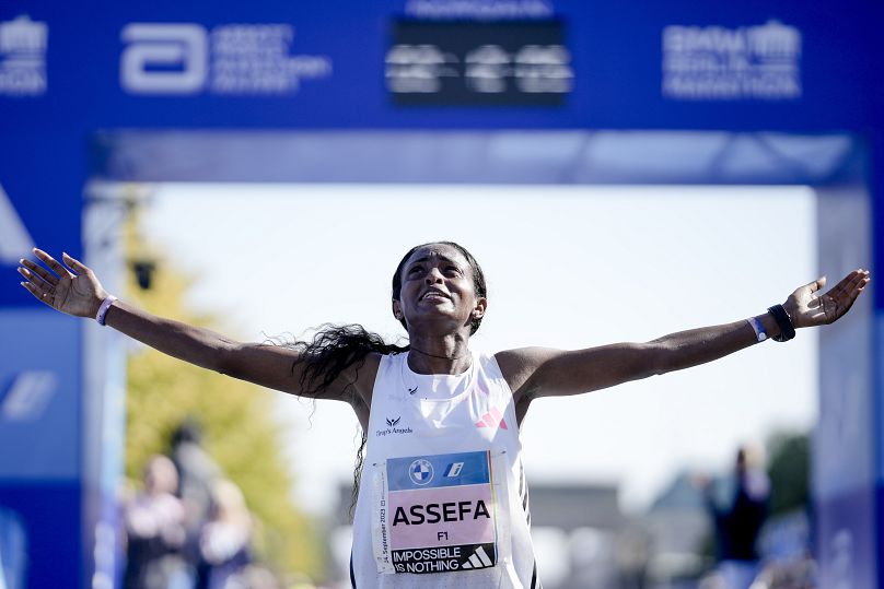 الإثيوبية تيغست أسيفا في تحطيم الرقم القياسي العالمي (2:11:53 س) خلال ماراثون برلين.