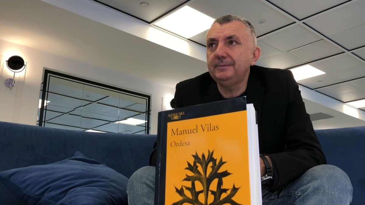 El escritor, Manuel Vilas junto a su libro Ordesa