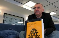 El escritor, Manuel Vilas junto a su libro Ordesa