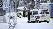 Imagen de varios agentes de la policía finlandesa en un paso fronterizo con Rusia.