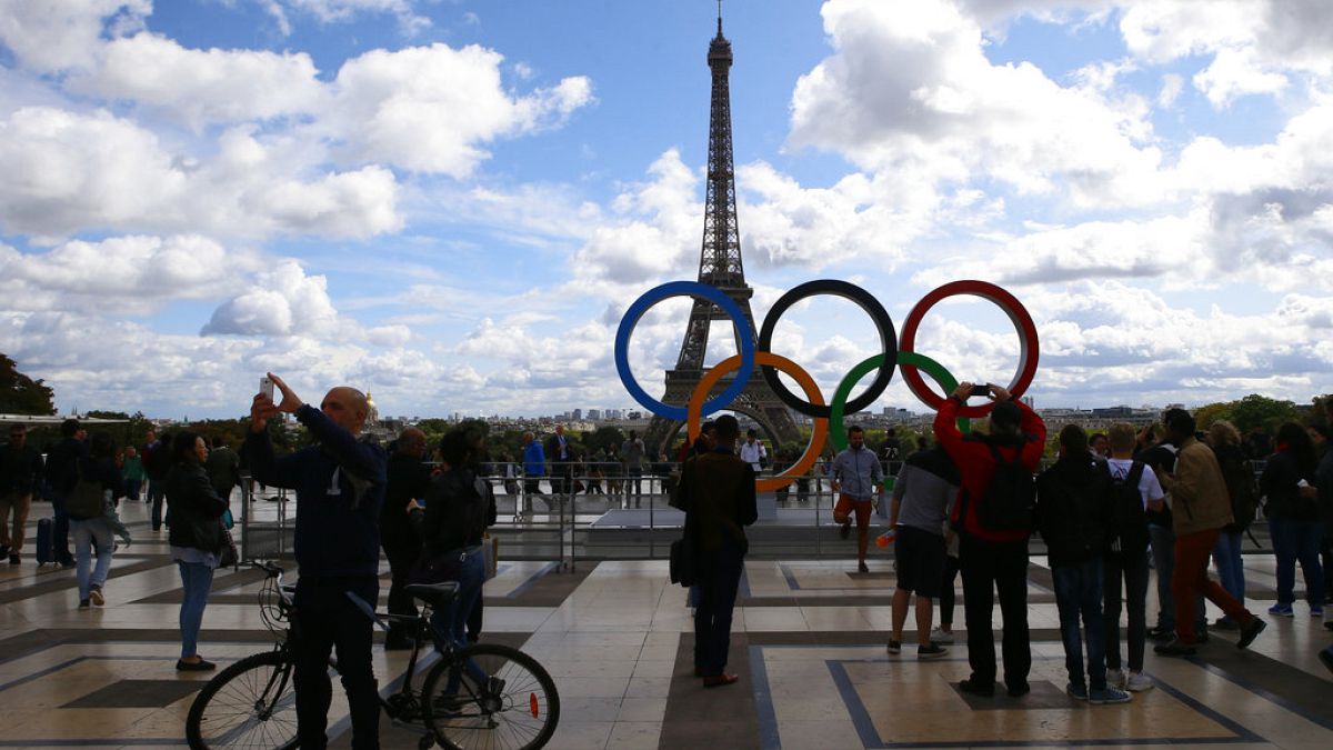 Imagen de los aros olímpicos frente a la Torre Eiffel, en París.
