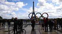 Az olimpiai ötkarika az Eiffel-torony előtt Párizsban