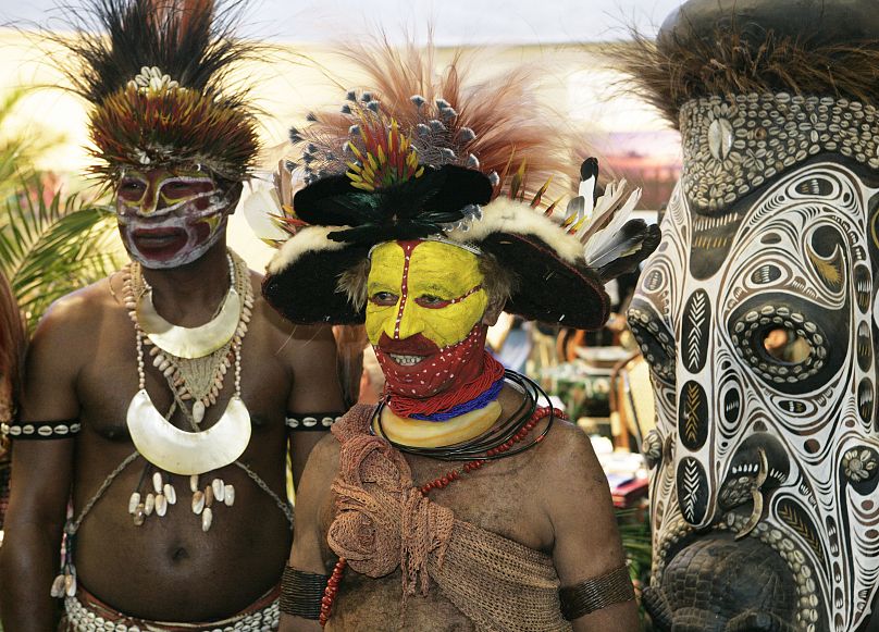 Uma dançarina em trajes tradicionais apresenta-se em Port Moresby, Papua Nova Guiné.