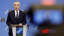 Ο Γενικός Γραμματέας του ΝΑΤΟ Γενς Στόλτενμπεργκ μιλάει κατά τη διάρκεια συνέντευξης Τύπου κατά τη συνεδρίαση των υπουργών Εξωτερικών του ΝΑΤΟ στην έδρα του ΝΑΤΟ στις Βρυξέλλες, 28 Νοεμβρίου 2023\. 