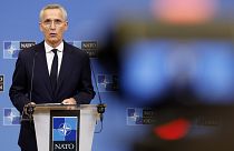 O secretário-geral da NATO, Jens Stoltenberg, fala durante uma conferência de imprensa na reunião dos ministros dos Negócios Estrangeiros da NATO na sede da NATO em Bruxelas, a 28 de novembro de 2023\. 