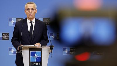 O secretário-geral da NATO, Jens Stoltenberg, fala durante uma conferência de imprensa na reunião dos ministros dos Negócios Estrangeiros da NATO na sede da NATO em Bruxelas, a 28 de novembro de 2023\. 
