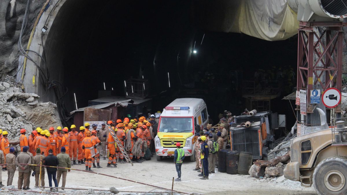 Απεγκλωβισμός εργατών από τούνελ στην Ινδία