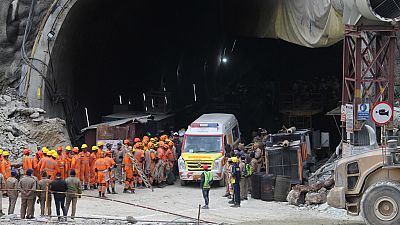 Primeiros trabalhadores já foram retirados do túnel que colapsou na Índia