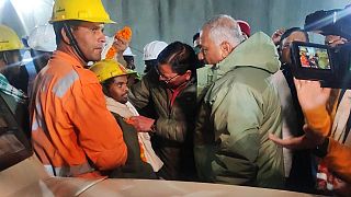 Hindistan: Çöken tünelde 12 Kasım'dan beri kurtarılmayı bekleyen ilk işçiler çıkarıldı
