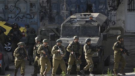  عناصر من الجيش الإسرائيلي خلال مداهمة مخيم بلاطة للاجئين الفلسطينيين في نابلس بالضفة الغربية.