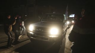 Un convoglio della Croce Rossa che trasporta ostaggi israeliani si dirige verso l'Egitto dalla Striscia di Gaza al valico di frontiera di Rafah, martedì 28 novembre 2023.