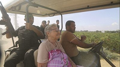 En esta imagen tomada de un vídeo, militantes de Hamás transportan a Yaffa Adar, de 85 años, civil israelí que fue secuestrada el 7 de octubre de 2023.