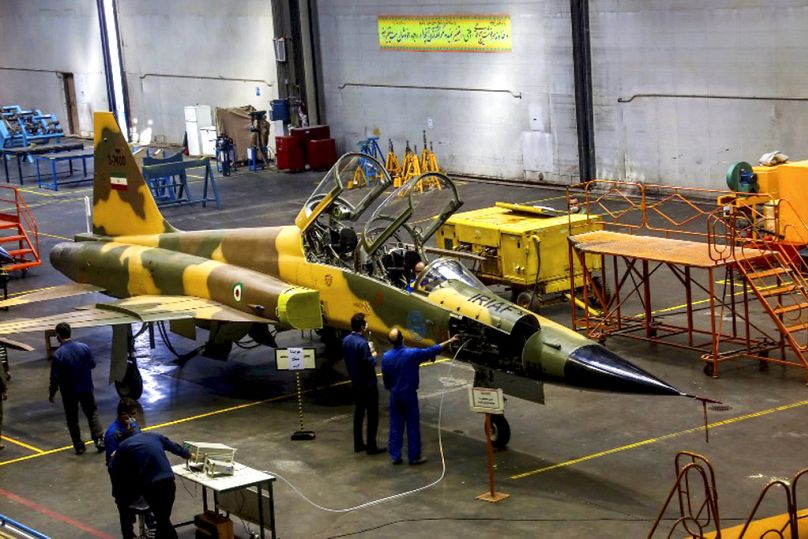 İran'ın kendi ürettiğini iddia ettiği Kevser savaş uçağı. Askeri uzmanlar ise Kevser'in 1960'larda ABD'de üretilen F-5'in birebir kopyası olduğu görüşünde