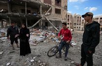 Палестинцы осматривают свои дома, разрушенные в результате израильских бомбардировок к юго-востоку от города Газа, 28 ноября 2023 года.