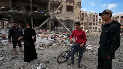 Палестинцы осматривают свои дома, разрушенные в результате израильских бомбардировок к юго-востоку от города Газа, 28 ноября 2023 года.