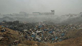 آلاف الأطنان من النفايات المشتعلة في وسط مدينة غزة