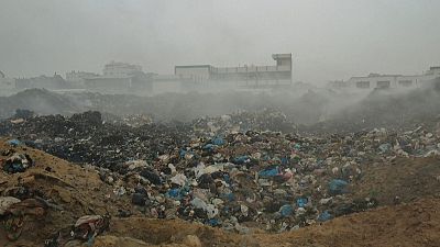 آلاف الأطنان من النفايات المشتعلة في وسط مدينة غزة