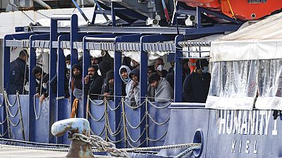 Migrantes en la cubierta del barco de rescate Humanity 1 de la organización alemana SOS Humanitaria, en el puerto de Catania, Sicilia, sur de Italia, en noviembre de 2022.