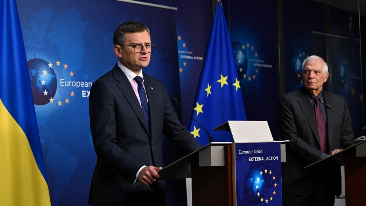 Le ministre ukrainien des affaires étrangères, Dmytro Kuleba, et le chef de la diplomatie européenne, Josep Borrell, à Bruxelles, le 28 novembre 2023.