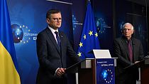Le ministre ukrainien des affaires étrangères, Dmytro Kuleba, et le chef de la diplomatie européenne, Josep Borrell, à Bruxelles, le 28 novembre 2023.