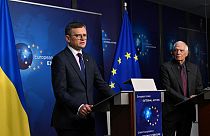 el Ministro de Asuntos Exteriores de Ucrania, Dmytro Kuleba junto al responsable de exteriores UE, Josep Borrell