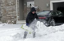 Ein Mann räumt seine Einfahrt in Beachwood, Ohio, nachdem über Nacht starker Schneefall eingesetzt hatte.