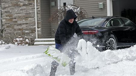 Ein Mann räumt seine Einfahrt in Beachwood, Ohio, nachdem über Nacht starker Schneefall eingesetzt hatte.