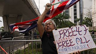 La manifestante prodemocrática conocida como Abuela Wong protesta en el exterior del juzgado este miércoles