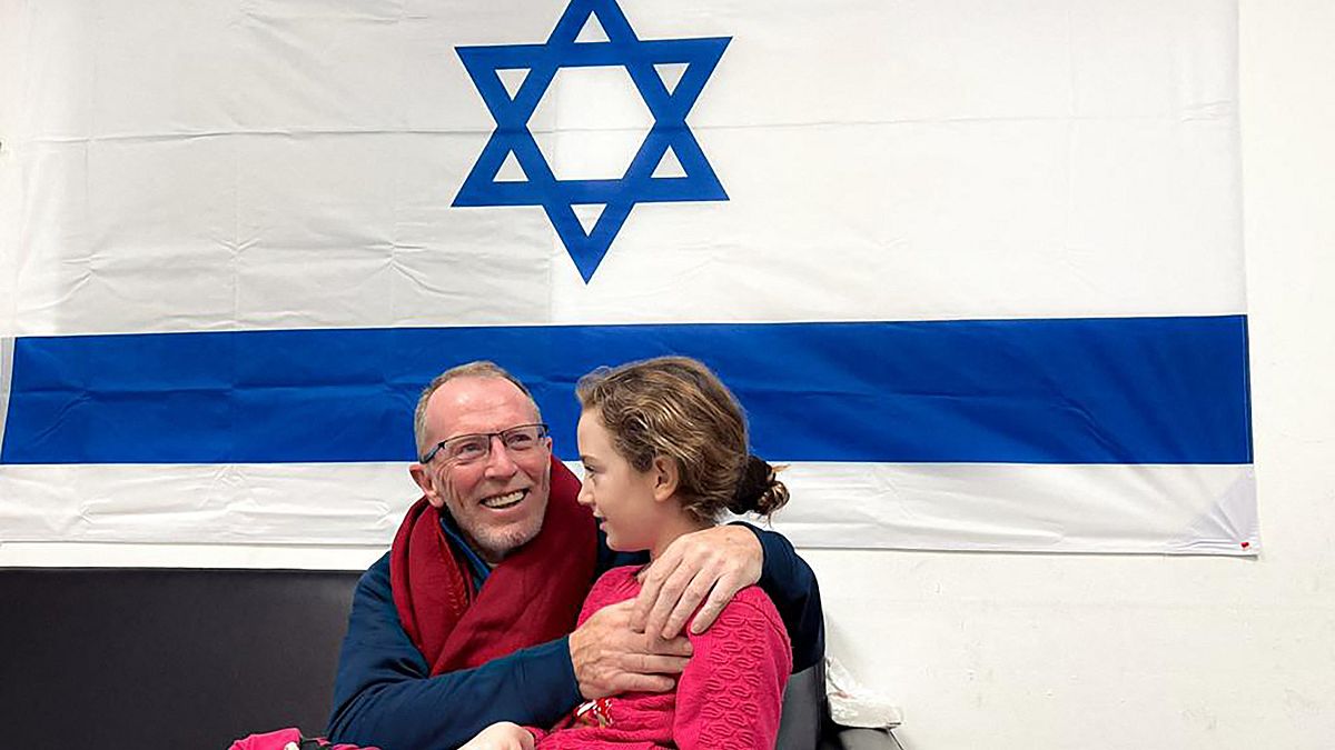 الإيرلندي توماس هاند وهو يحضن ابنته اميلي بعد الإفراج عنها من قبل حركة حماس